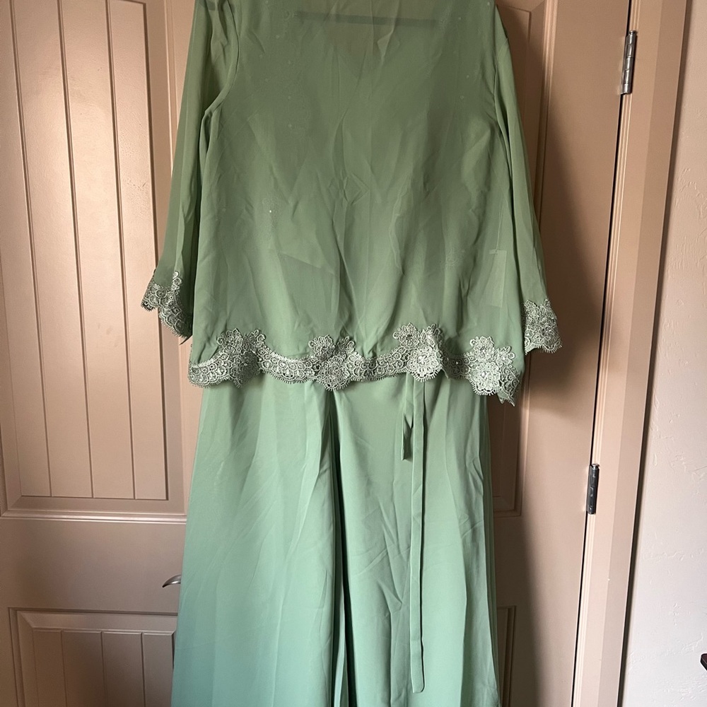 Elegant Green Lace-Trimmed Dress - Picture 2 of 8
